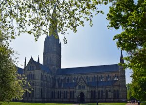 De imposante kathedraal in de stijl van Engelse vroeg-gotiek