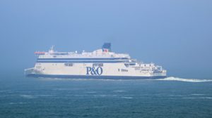 De P&O-ferry's varen af en aan