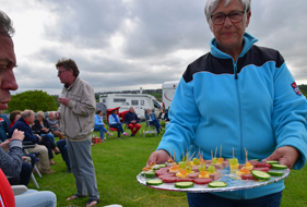 Chris komt rond met heerlijke hapjes