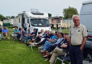 Met campers afgezette happy-hour-plaats