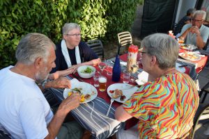 gezellige sfeer aan tafel